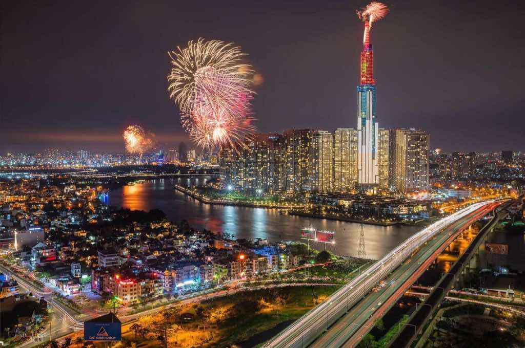 Mê mẩn những màn bắn pháo hoa đẹp mắt tại công viên Landmark 81