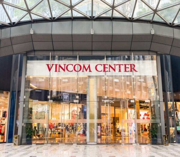 Ngoai Vincom Dong Khoi quan 1