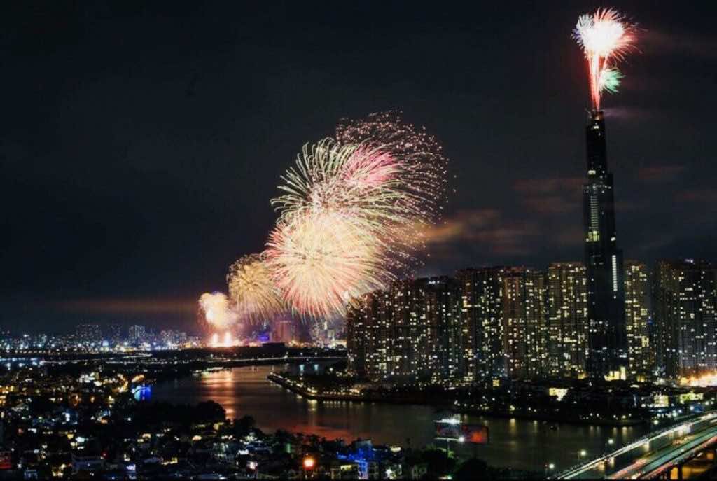 Những chùm pháo hoa đẹp mắt được bắn lên tại công viên Landmark 81