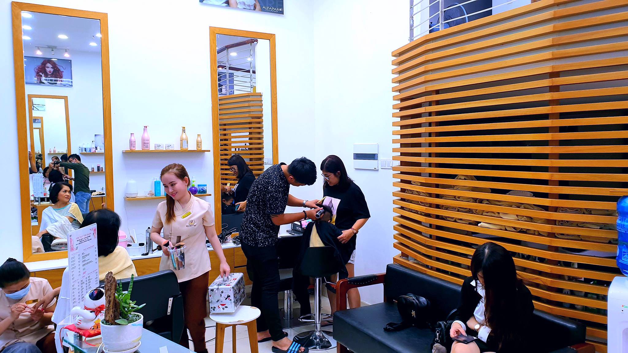 Salon tóc hoa thủy tiên